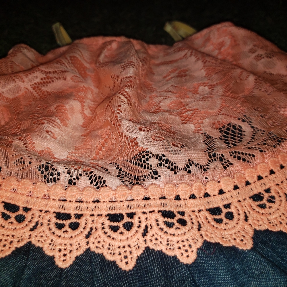 2 Rompers button snaps for easy pamper changes. - Picture 15 of 16